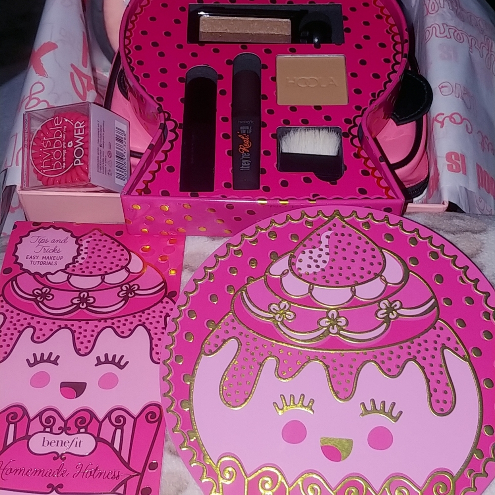 💥SOLD💥-💄BENEFIT MAKEUP W\ MAKE-UP BAG 😊